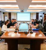 马来西亚棕榈油总署署长拿督巴威斯博士一行访问我校